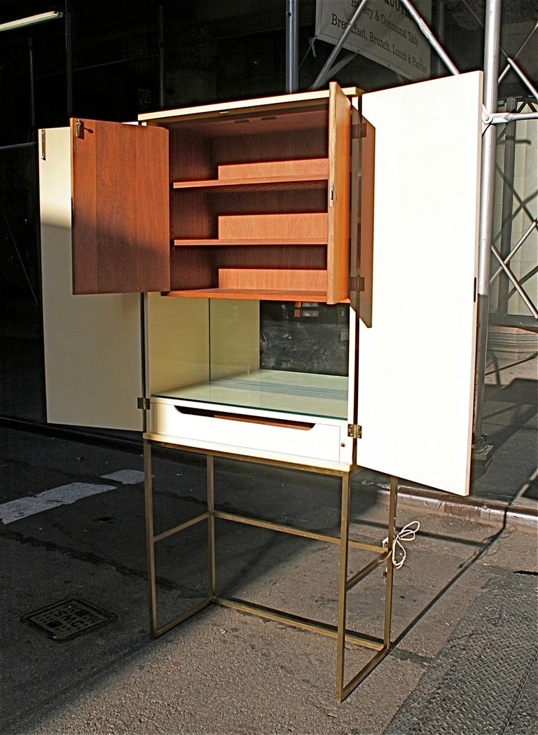 Parzinger Originals, kinder Bar- Cabinet, USA, circa 1960s In Excellent Condition In New York, NY