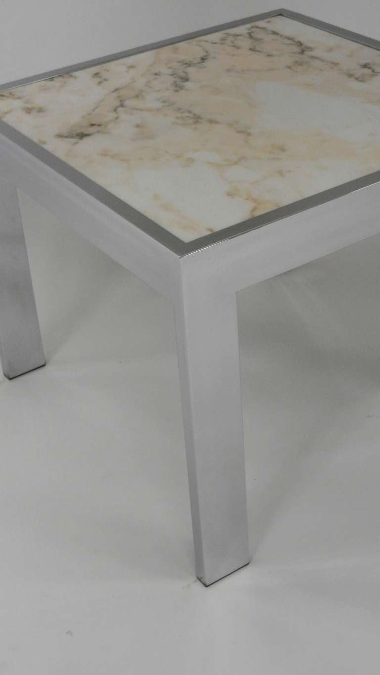 Pristine Marble and Chrome End Table In Excellent Condition For Sale In New York, NY