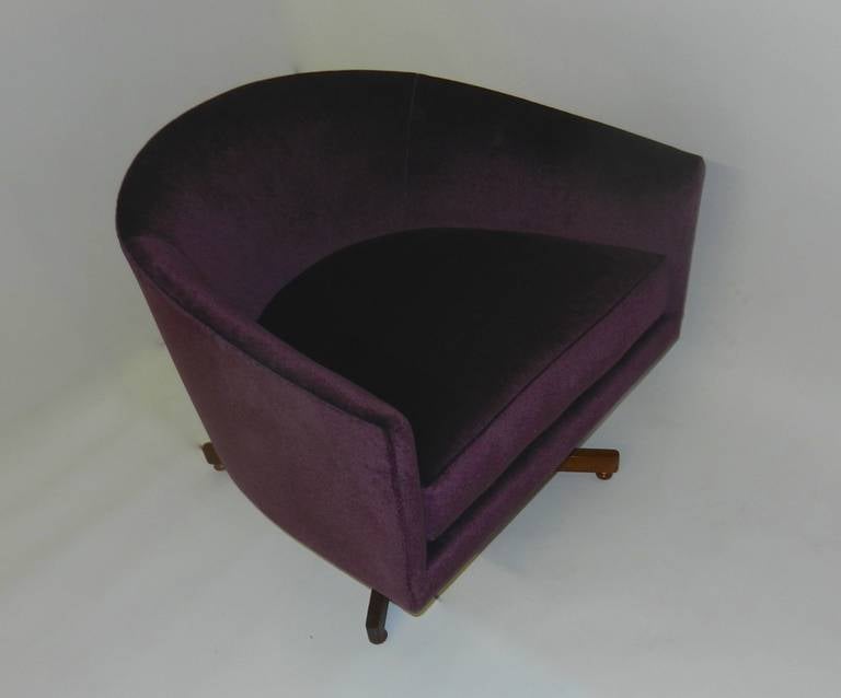 A Milo Baughman 1970s swivel lounge chair upholstered in a aubergine mohair fabric.
It has an adjustable handle for controlled swivel and controlled recliner.
The base is a metal frame with a wood laminate over it.