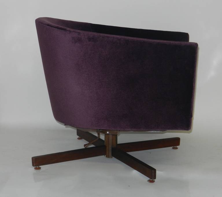 American Milo Baughman 1970s Swivel Lounge Chair For Sale