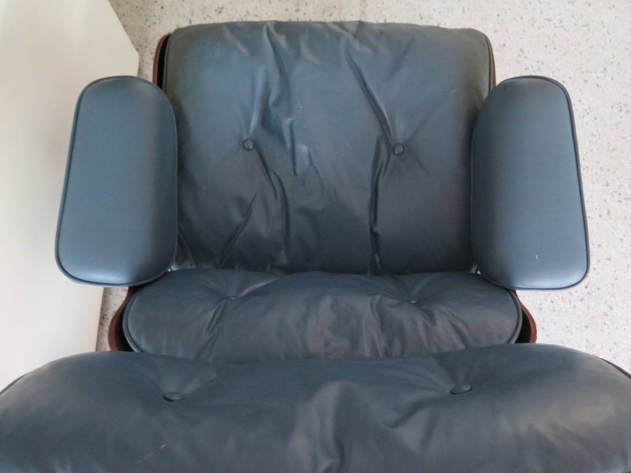 Mid-Century Modern Charles Eames Herman Miller Lounge Chair in Blue Leather