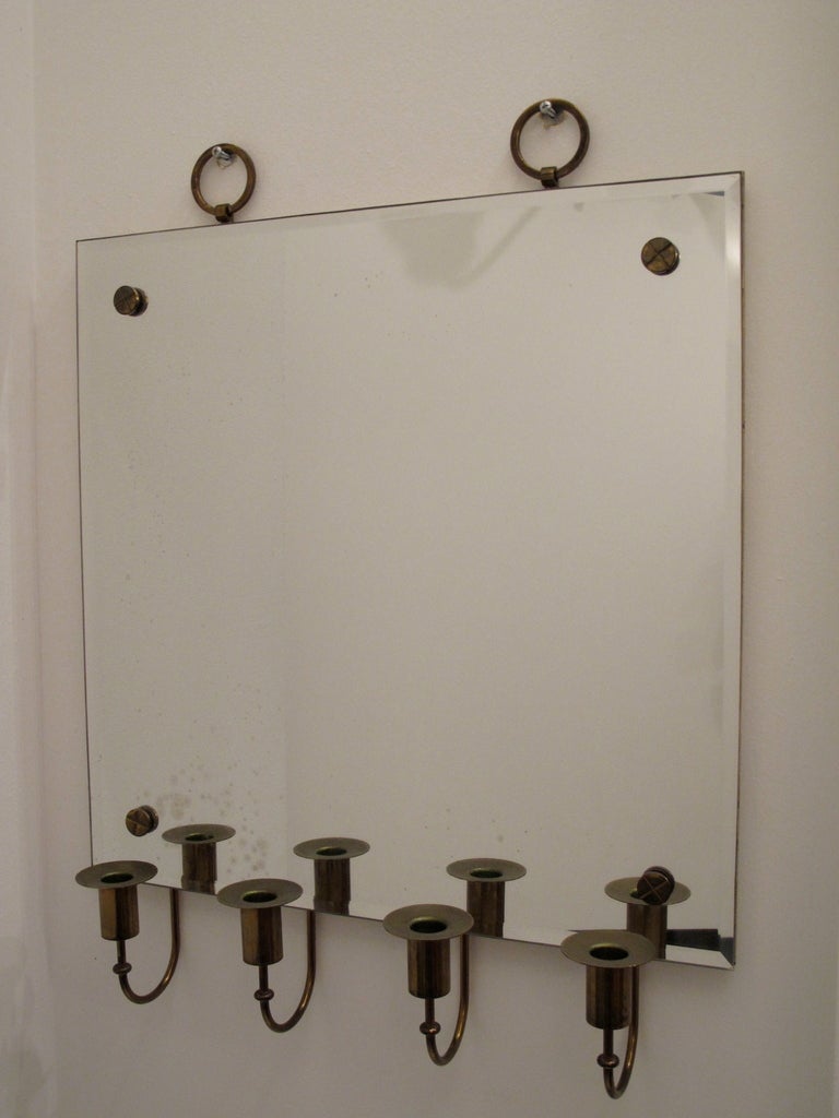 Un grande specchio di Tommi Parzinger per Charak Modern, circa 1950.
Portacandele in ottone, grandi maniglie decorative ad anello, dettagli a X in ottone.