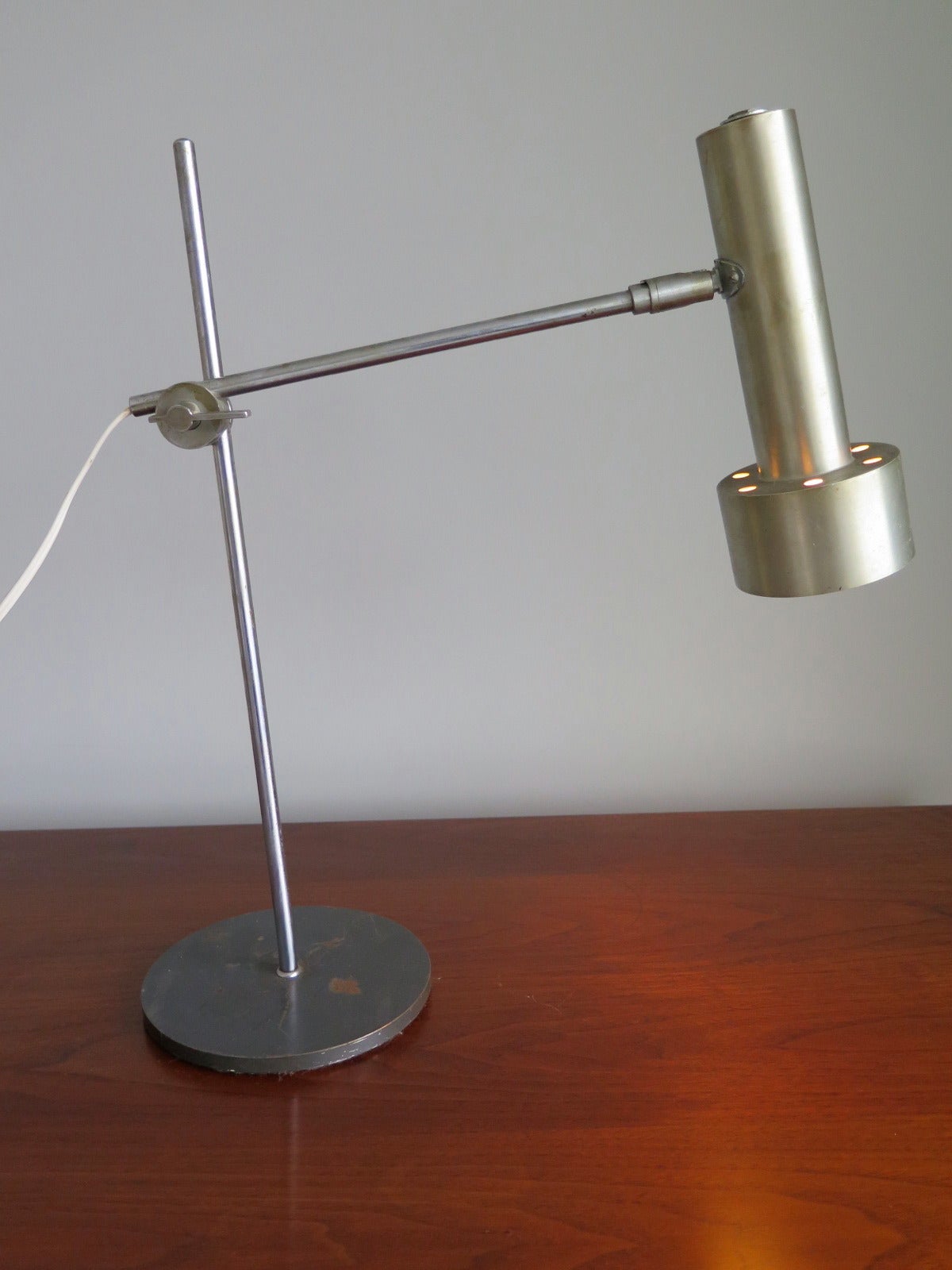 Eine minimalistische Tischlampe von RAAK, Holland, um 1960. Stahl und gebürstetes Aluminium, schwenkbarer Schirm.