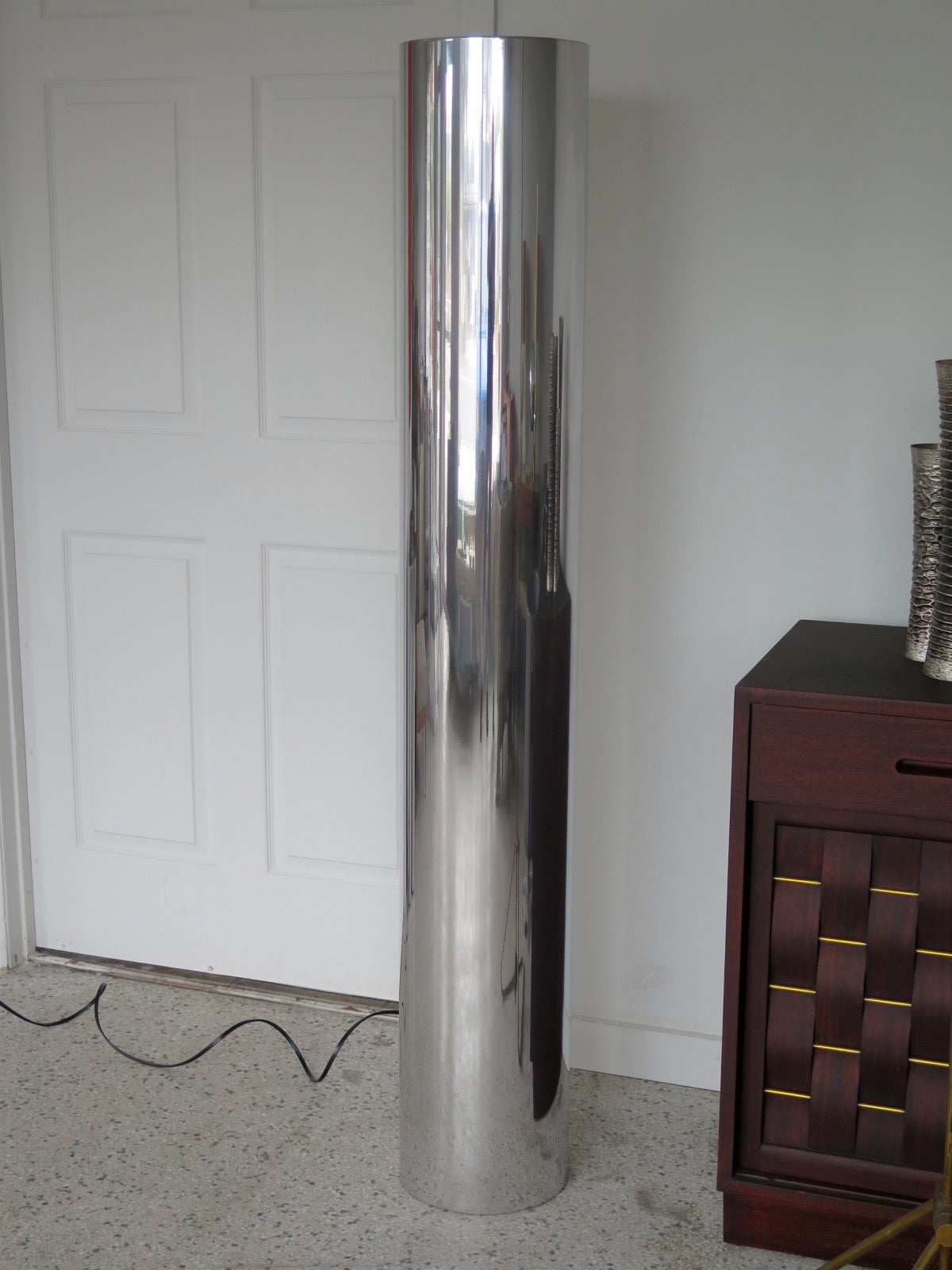 Une lampe tubulaire inhabituelle en aluminium poli, vers les années 1970.