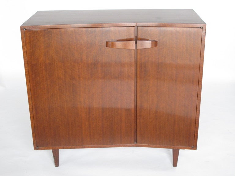 A stylish 1950s cabinet by Bertha Schaefer for Singer & Sons.
Inside four drawers and two adjustable shelves. Signed with the manufacturer's label.