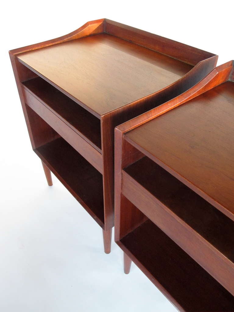 A pair of classic Danish nightstands by Peter Hvidt for Illums Bolighus. Teak wood, pull out drawer and storage space below. Nicely detailed with dovetail joinery.