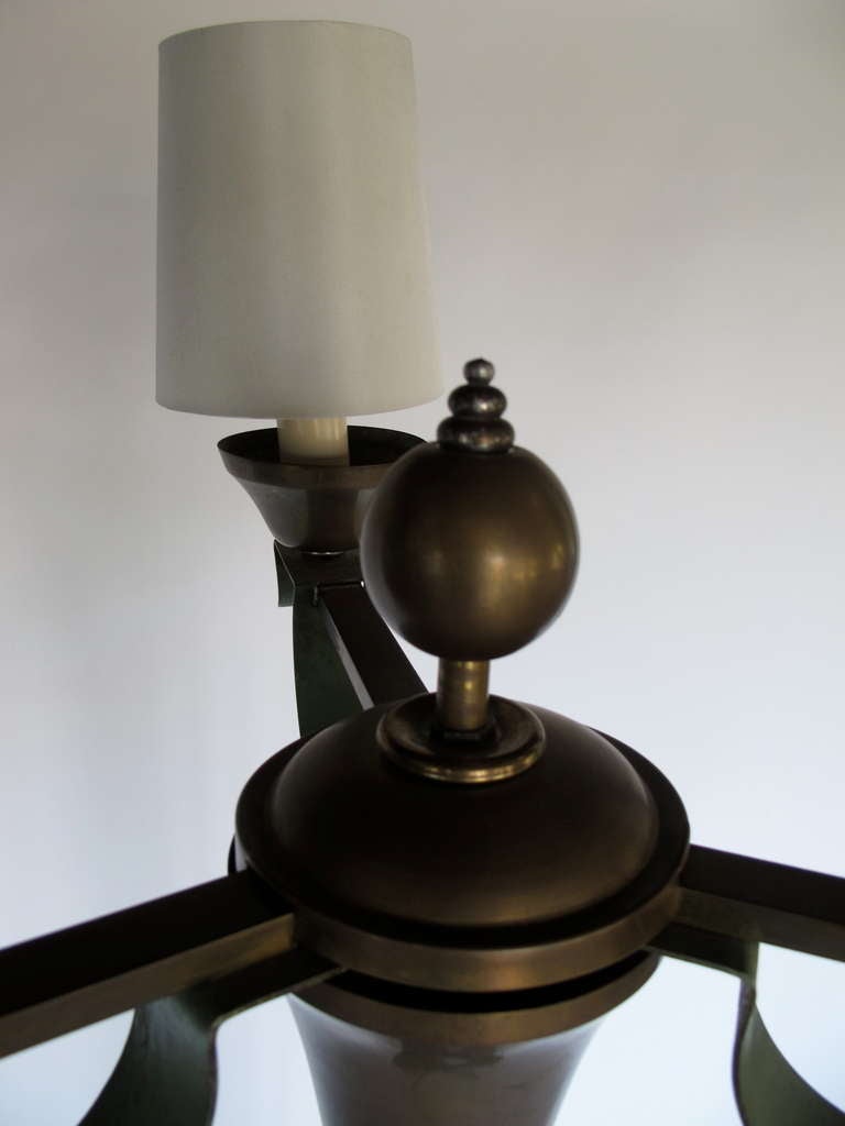 Fer forgé Lampadaire élégant d'Arlus en fer forgé et laiton en vente
