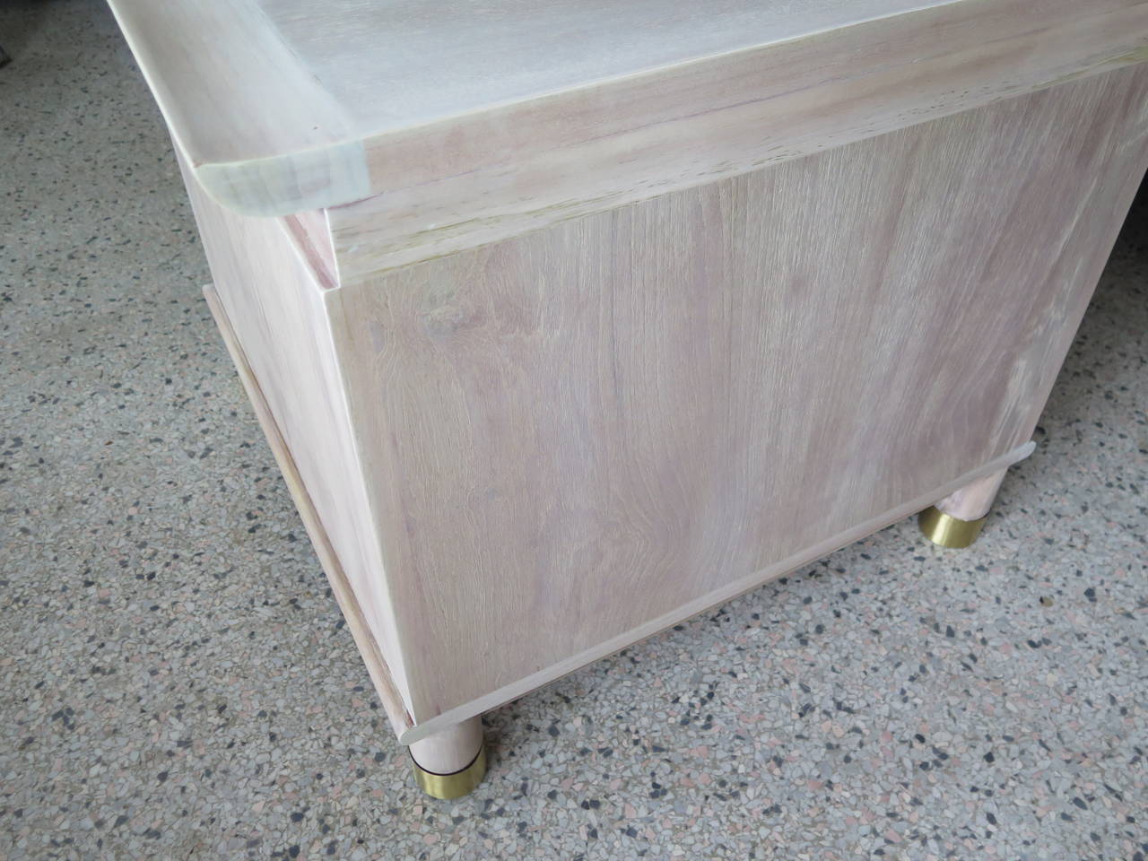 Americano Coppia di eleganti comodini in stile cinese con ferramenta in ottone lucido in vendita