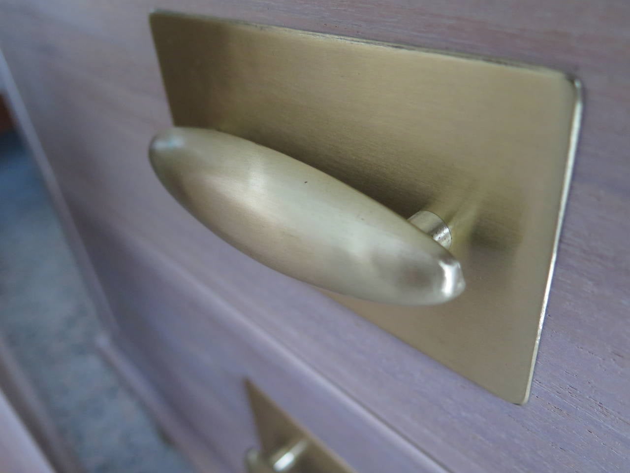 Cineserie Coppia di eleganti comodini in stile cinese con ferramenta in ottone lucido in vendita