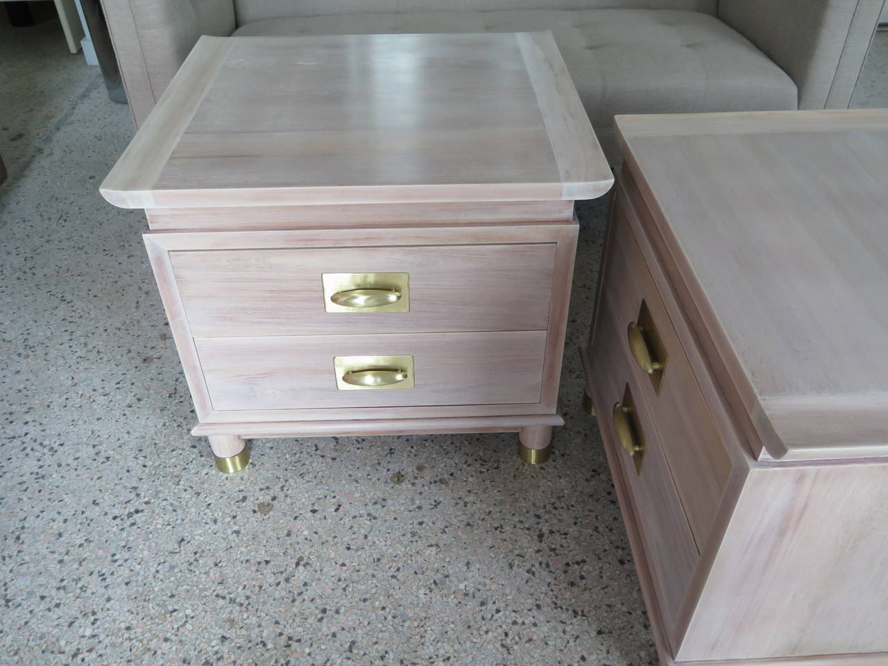 Metà XX secolo Coppia di eleganti comodini in stile cinese con ferramenta in ottone lucido in vendita