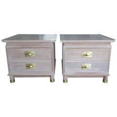Coppia di eleganti comodini in stile cinese con ferramenta in ottone lucido