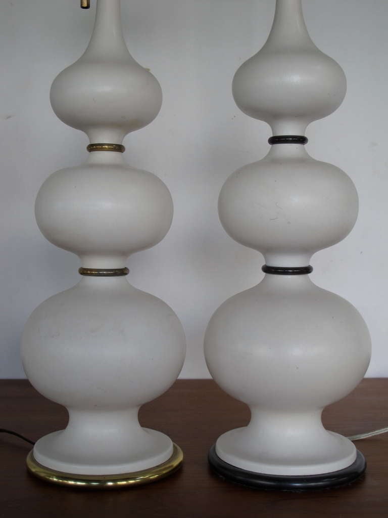 Deux lampes gourdes en céramique de Gerald Thurston pour Lightolier. Le prix est de 1 800 dollars l'unité. Les bases et les entretoises en laiton sont disponibles en finition bronze foncé ou polie.  laiton ou peuvent être remis à neuf pour être