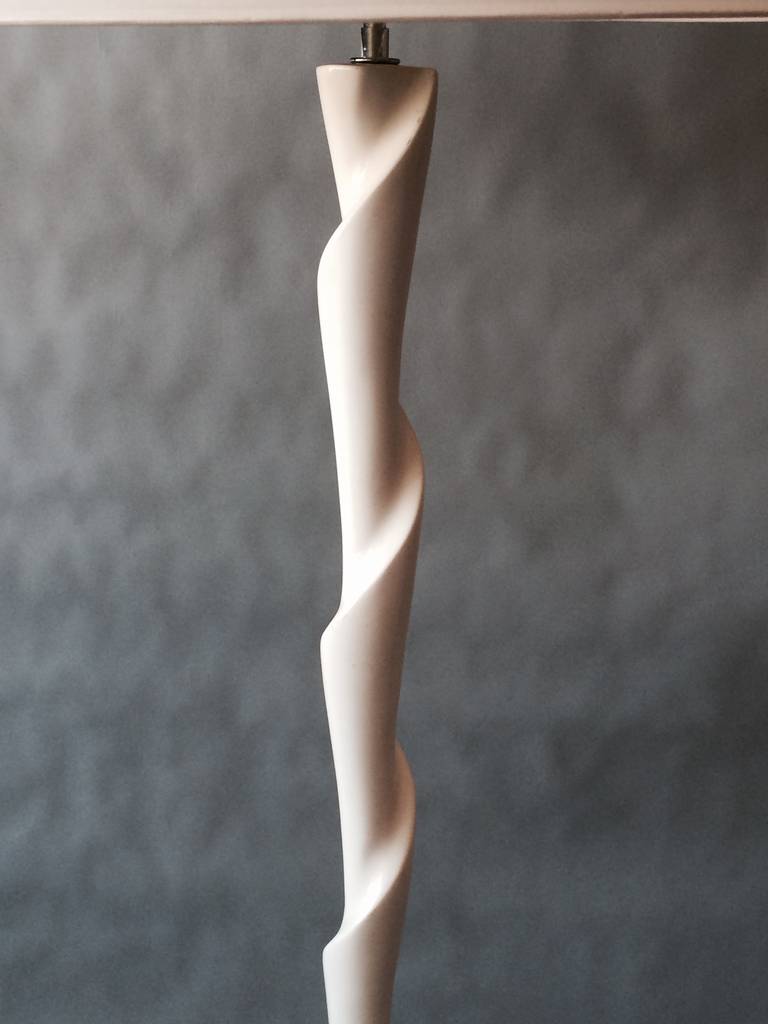 Elegant Twisted Column Floor Lamp, circa 1970s In Good Condition For Sale In St.Petersburg, FL
