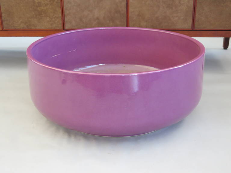 Ein Paar riesige Gainey Pottery, Laverne California, Keramik-Pflanzgefäße. Glänzende violette Glasur. Misst 31,5
