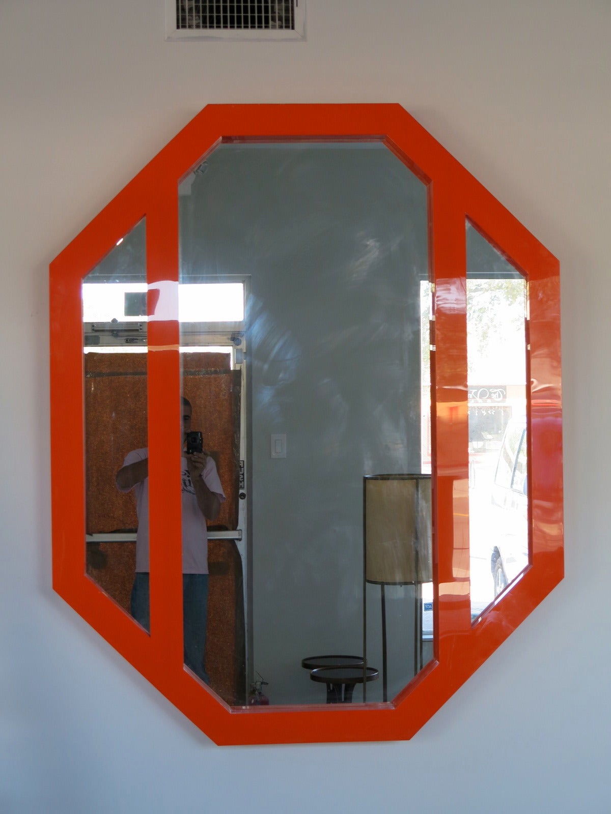 Massive miroir en plexiglas orange des années 1970