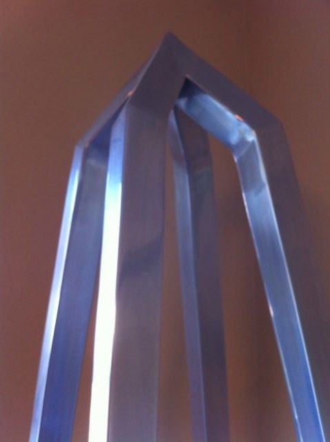 Obelisk Etagere aus poliertem Aluminium (amerikanisch) im Angebot