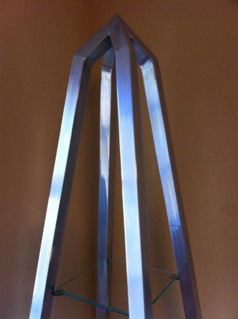 Obelisk Etagere aus poliertem Aluminium im Angebot 2