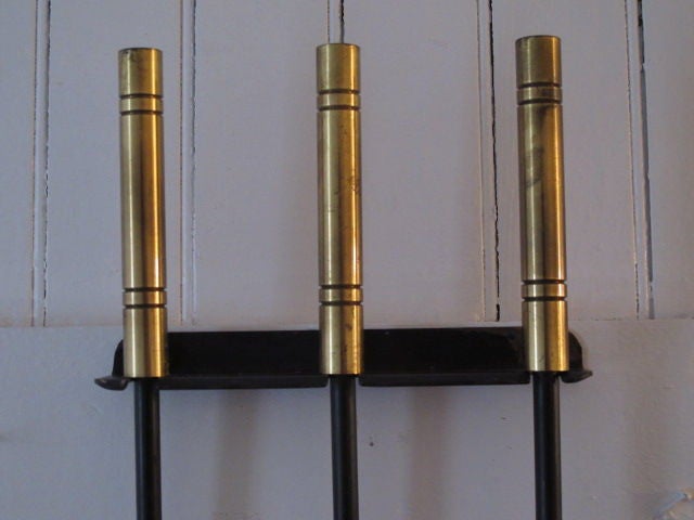 Ein großartiges modernistisches Kaminbesteck aus den 1950er Jahren, Messinggriffe, originale Halterung.