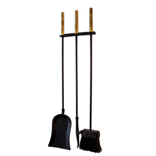 Modernistisches Feuerwerkzeug-Set mit Messinggriffen im Angebot