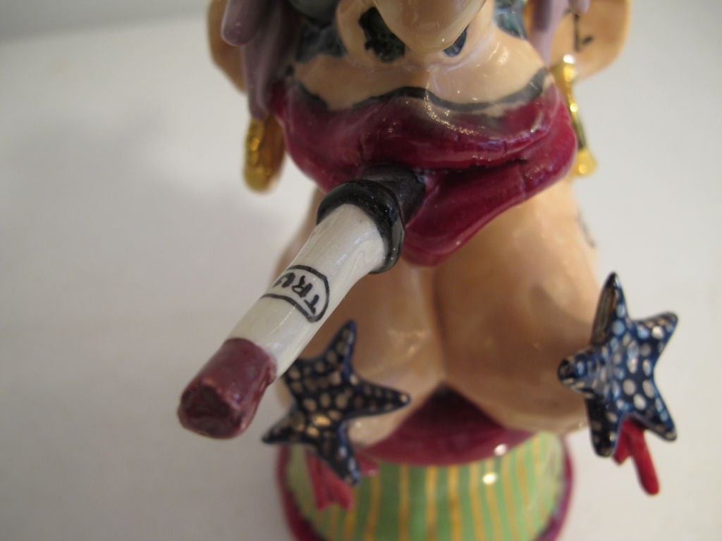 Una stravagante scultura in ceramica di Bill Stewart.