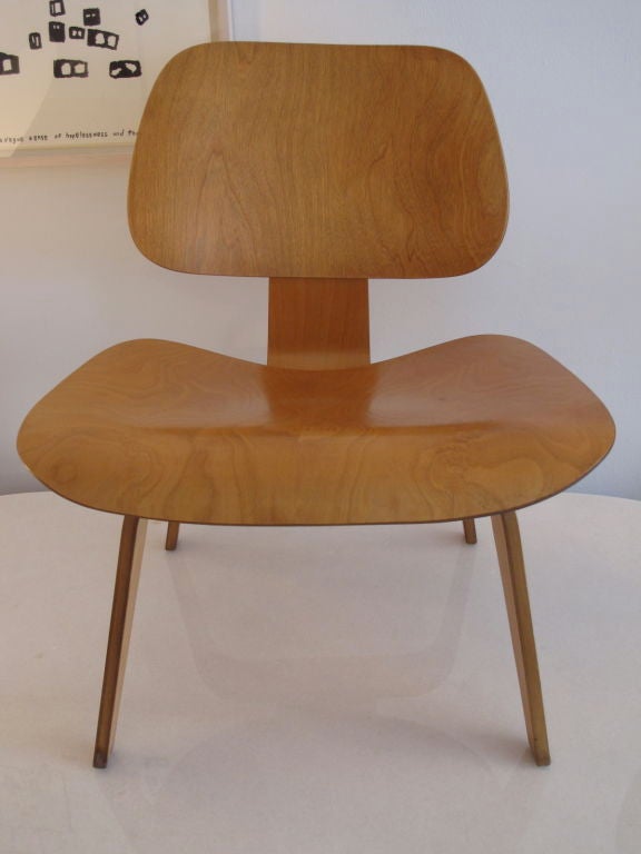 A classic Charles Eames LCW, rare in this excellent condition, original shockmounts are strong