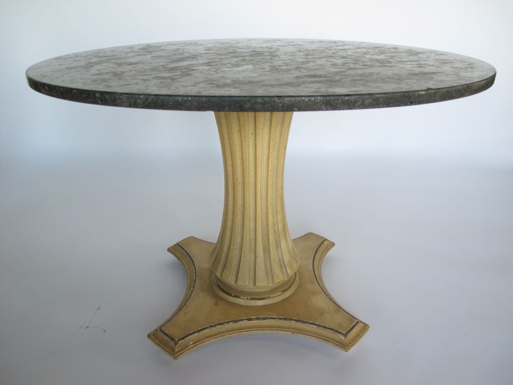 Una inusual mesa de juego con tablero de mármol y cuatro sillones de Foster-McDavid. Acabado y tapicería originales en amarillo pálido. La mesa mide 23,5
