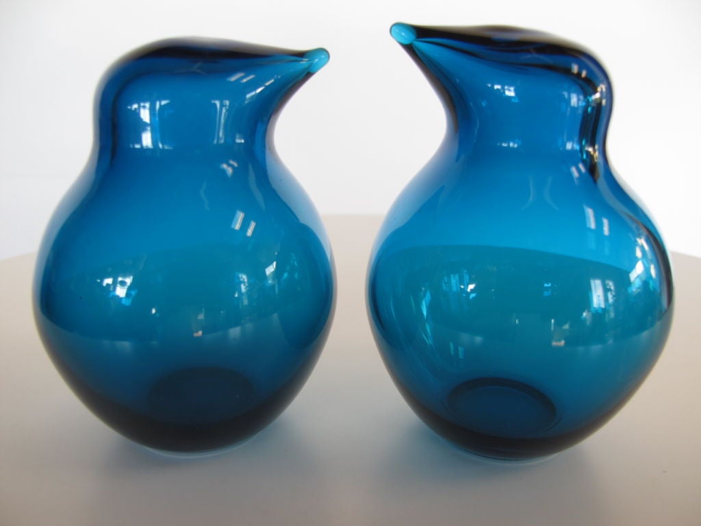 A beautiful pair of decorative glass birds designed by Sakari Pykala for Riihimaki Glass Works (Finland).