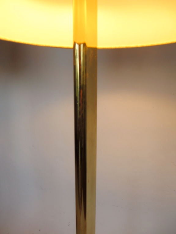 Ein Paar elegante Stehleuchten aus poliertem Messing im Angebot 6