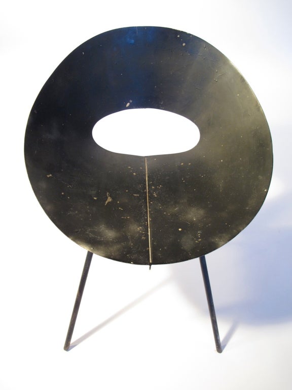 Une chaise rare de Donald Knorr pour Knoll. Grand design moderniste, tôle pliée avec des pieds en acier massif. Modèle n° 132 produit de 1950 à 1952. Lauréat du concours de design 1950 à Moma.