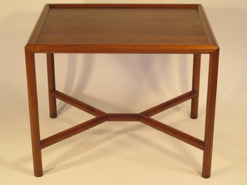 Une table d'appoint classique par Edward Wormley pour Dunbar. Plateau en noyer Sap, pieds à facettes.