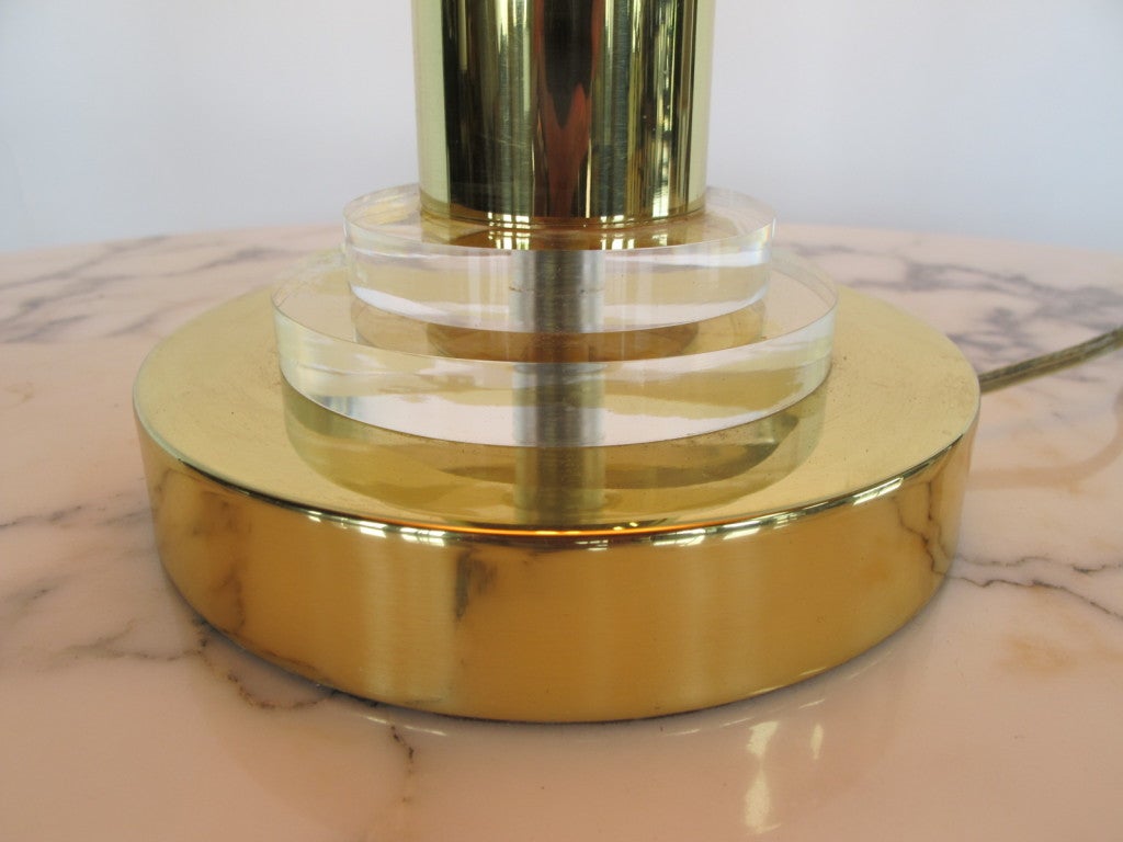 Americano Lampada in ottone e lucite di Frederick Cooper in vendita