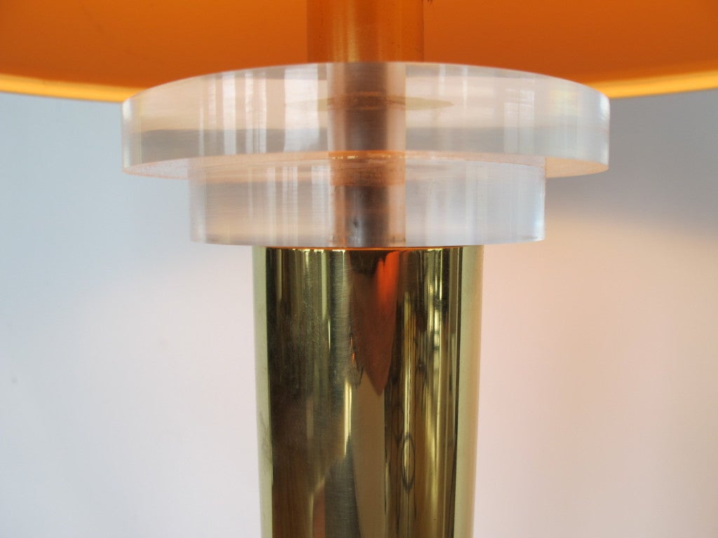 Lampada in ottone e lucite di Frederick Cooper in vendita 2