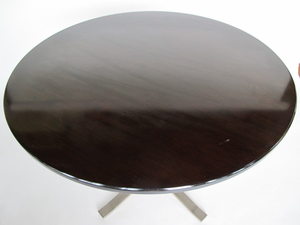 Una fantástica mesa de comedor/centro de Formanova, Italia, años 60. Tapa de caoba, base de acero inoxidable cepillado. Base muy resistente, grandes detalles escultóricos.
