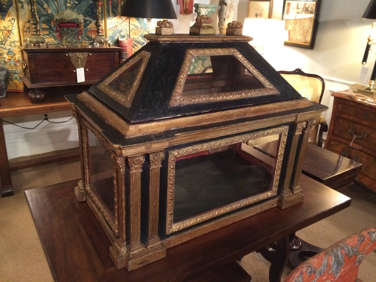 Italian Neoclassical Painted and Gilt Wood Architectural Reliquary In Excellent Condition In Stamford, CT