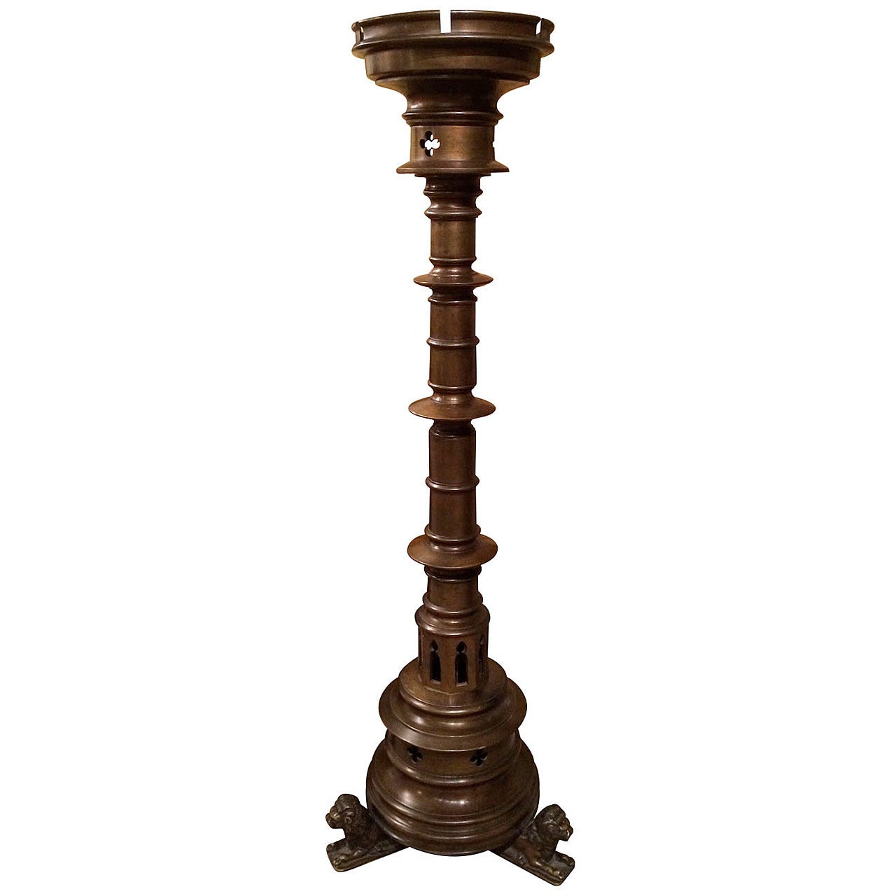 Gotische Bronze-Kandelaber-Stehlampe mit Löwenfüßen im Angebot