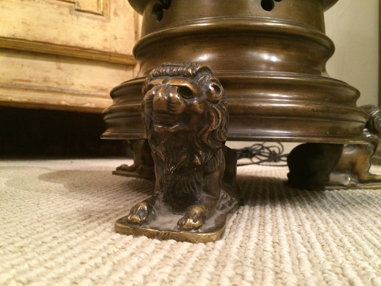 Néo-gothique Lampadaire gothique en bronze avec pieds en forme de lion en vente