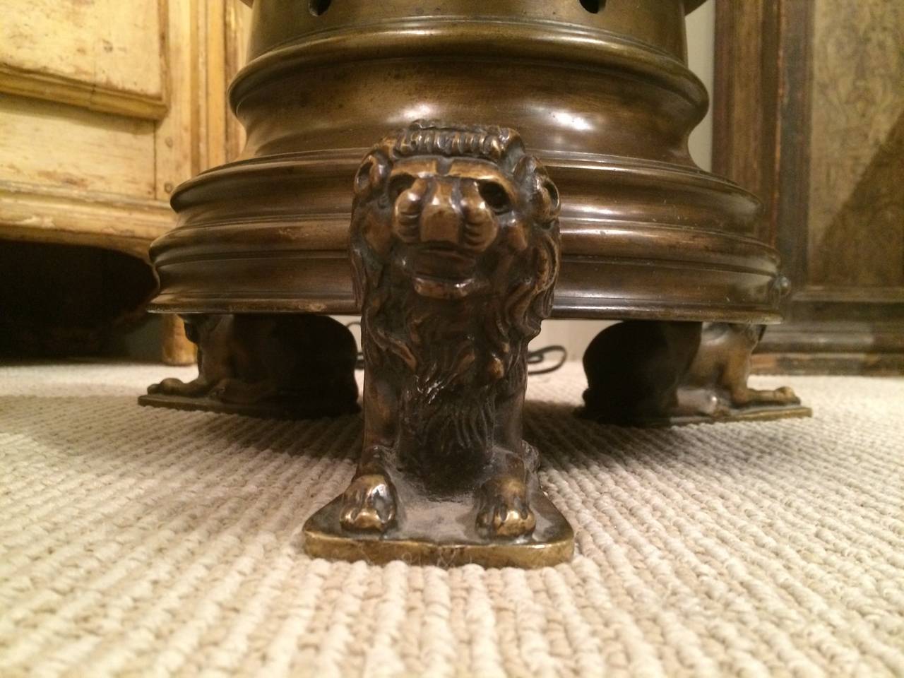 Français Lampadaire gothique en bronze avec pieds en forme de lion en vente