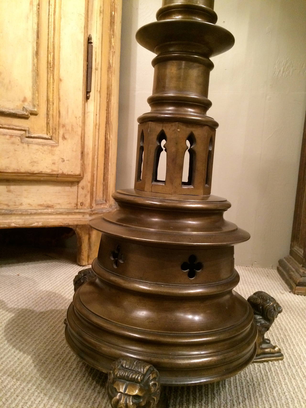 Gotische Bronze-Kandelaber-Stehlampe mit Löwenfüßen im Zustand „Gut“ im Angebot in Stamford, CT