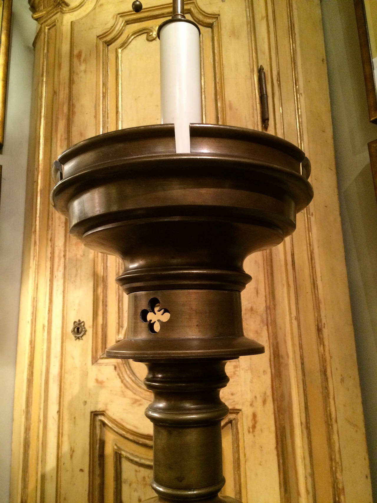 XIXe siècle Lampadaire gothique en bronze avec pieds en forme de lion