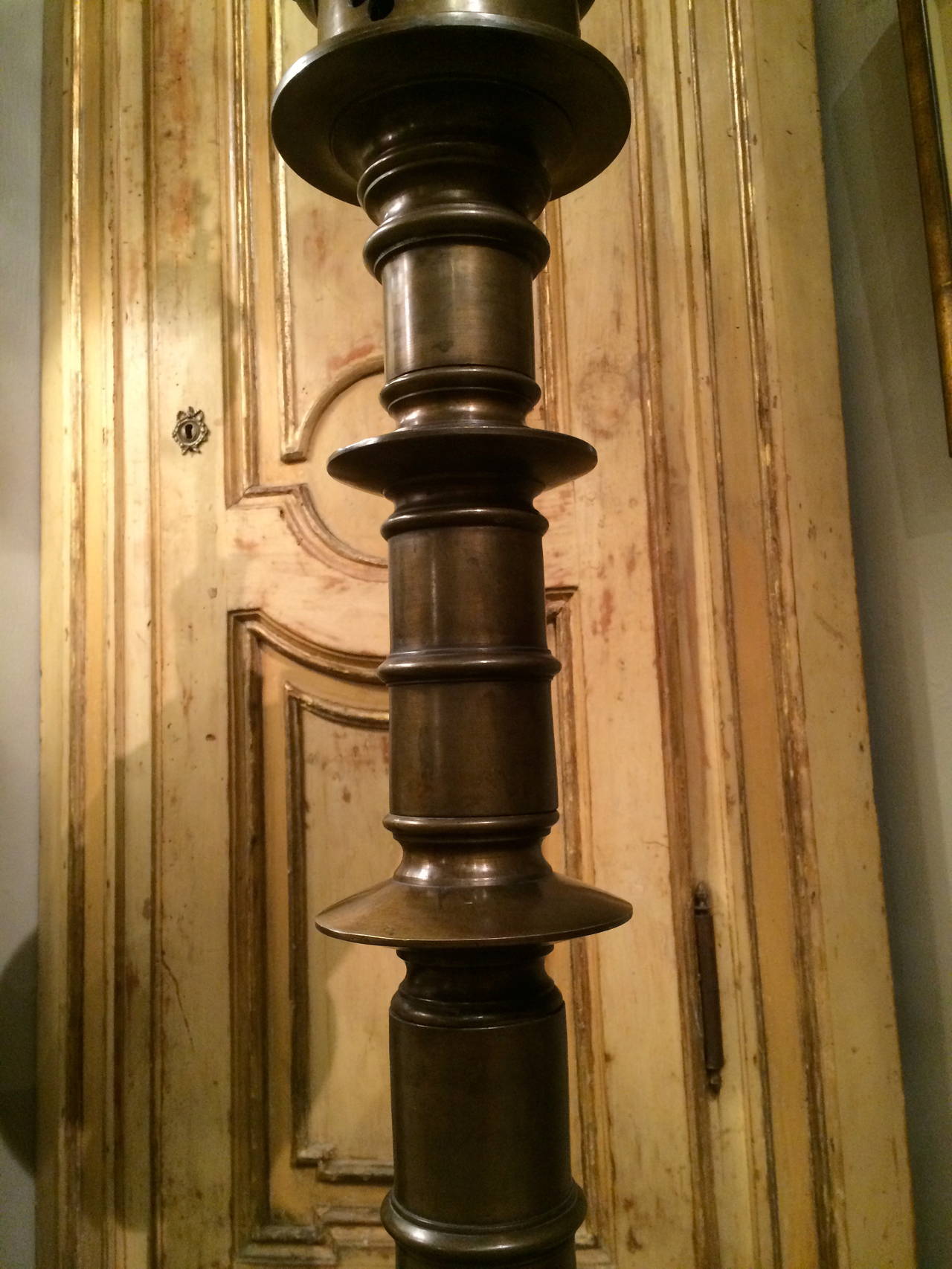 Bronze Lampadaire gothique en bronze avec pieds en forme de lion