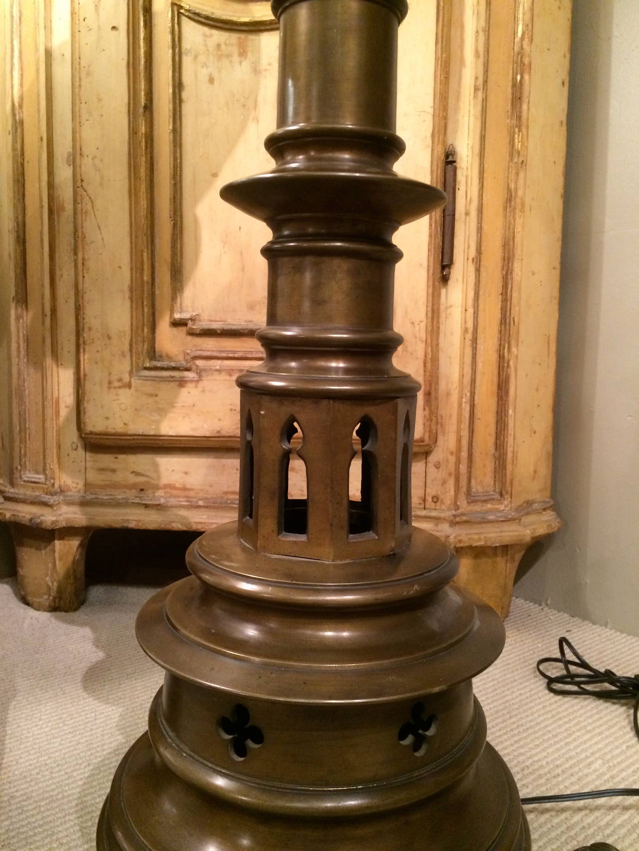 Gotische Bronze-Kandelaber-Stehlampe mit Löwenfüßen im Angebot 3