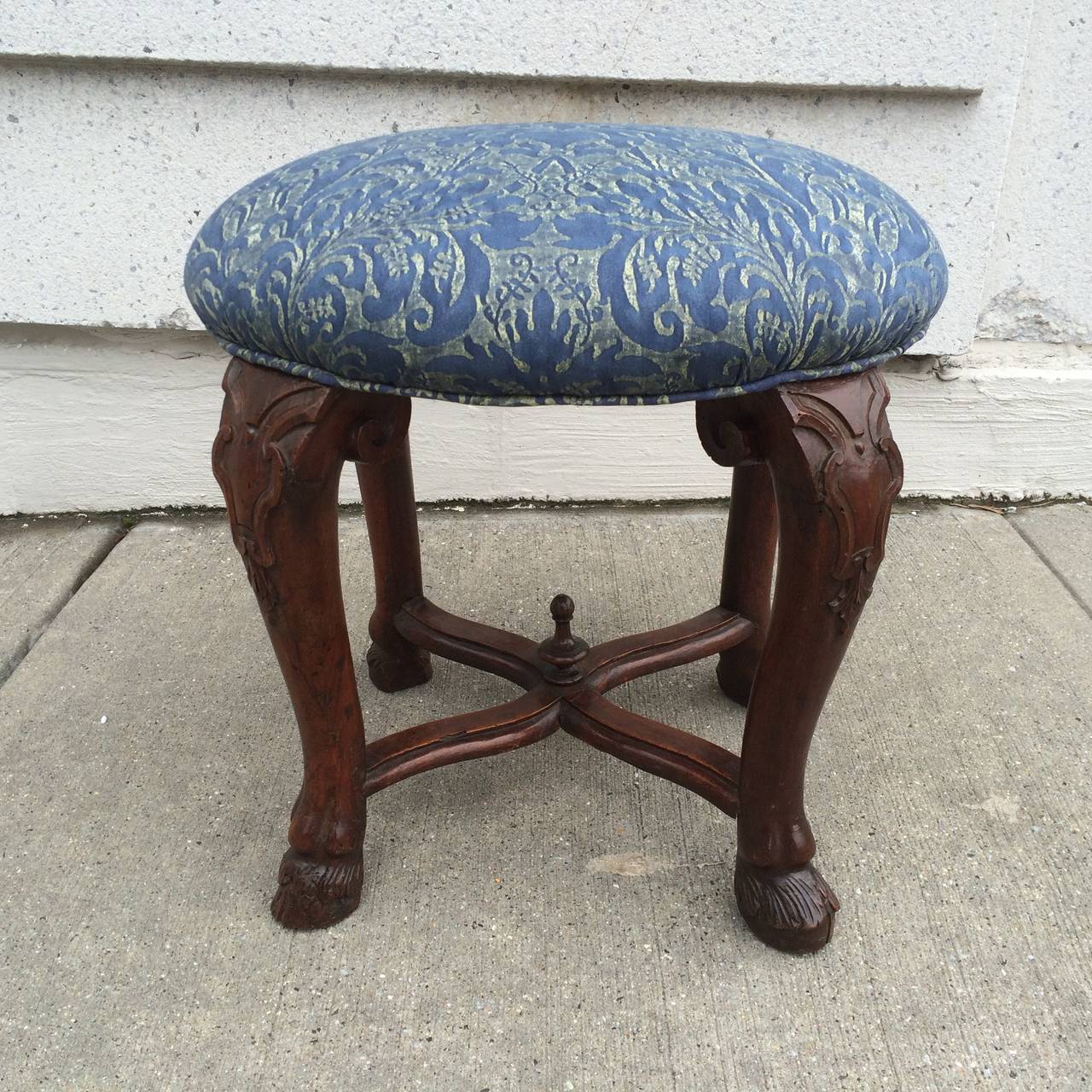 Italian Baroque Walnut Stool with Fortuny Upholstery In Good Condition For Sale In Stamford, CT
