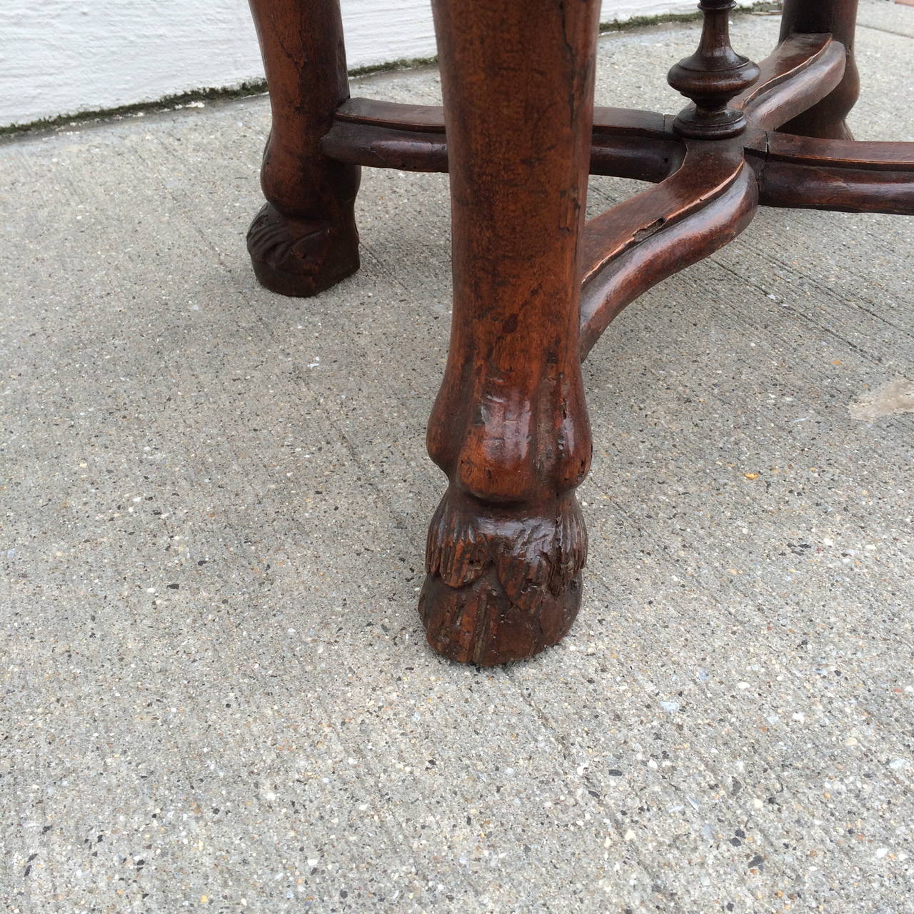 Italian Baroque Walnut Stool with Fortuny Upholstery  For Sale 1