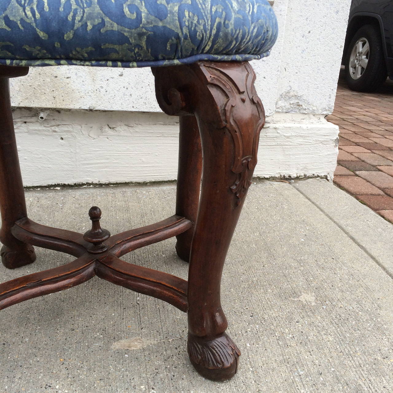 Italian Baroque Walnut Stool with Fortuny Upholstery  For Sale 4