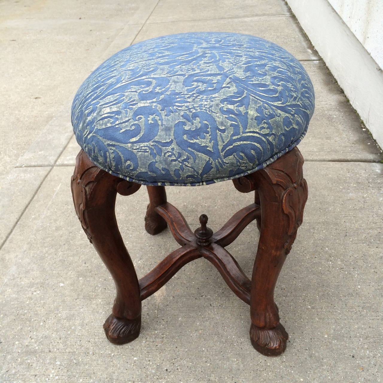 Italian Baroque Walnut Stool with Fortuny Upholstery For Sale 4