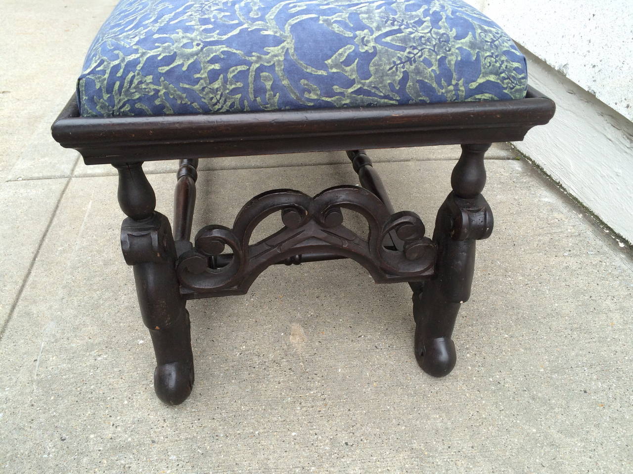 19th Century English William and Mary  Style Walnut Bench  In Good Condition In Stamford, CT
