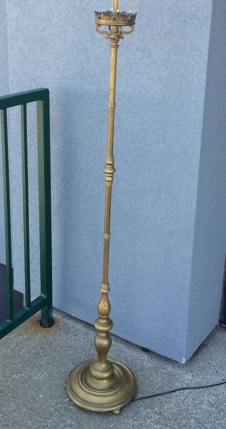 circa 1920s bronze floor lamp in the Italian Baroque style with elegant turnings and crown top. Quality craftsmanship and golden patina. 
Measures: 68 inches high 11 inches diameter.
