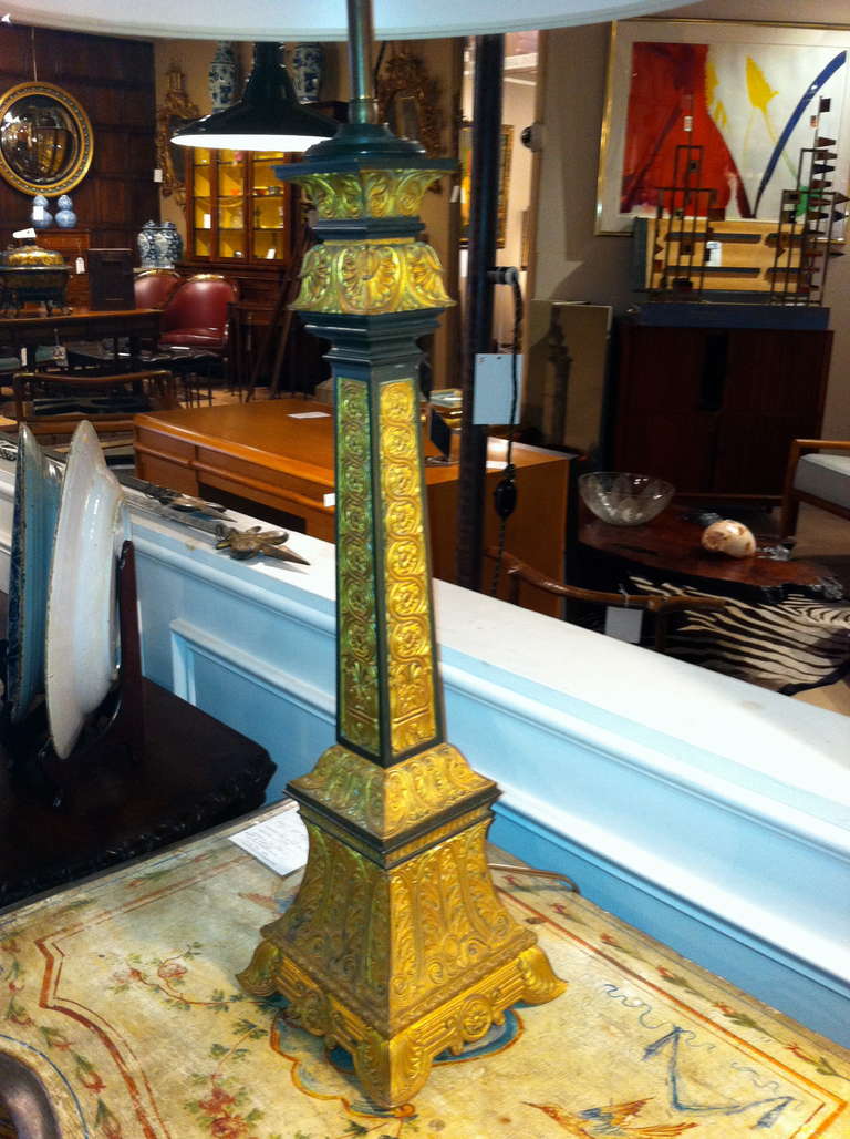 Handsome French neoclassical gilt bronze table lamp finely cast with acanthus leaf decoration and ebonized details. 
Newly rewired. 