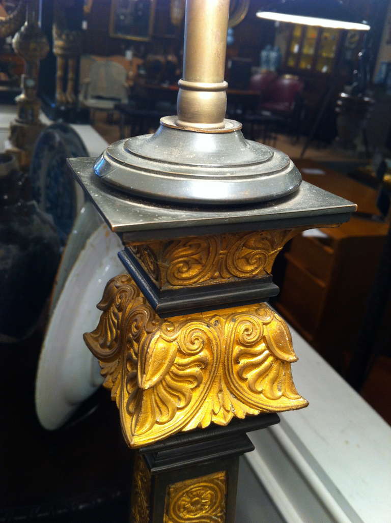 Neoklassizistische Tischlampe aus vergoldeter Bronze im neoklassischen Stil (Vergoldet) im Angebot