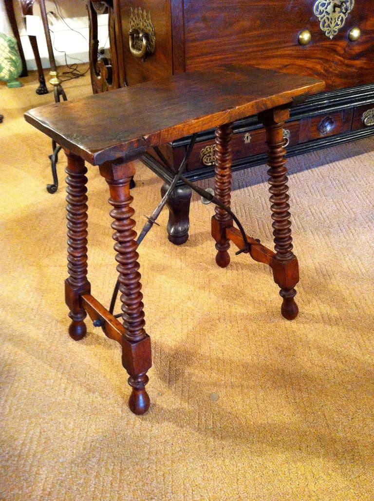 Spanischer Barock-Beistelltisch